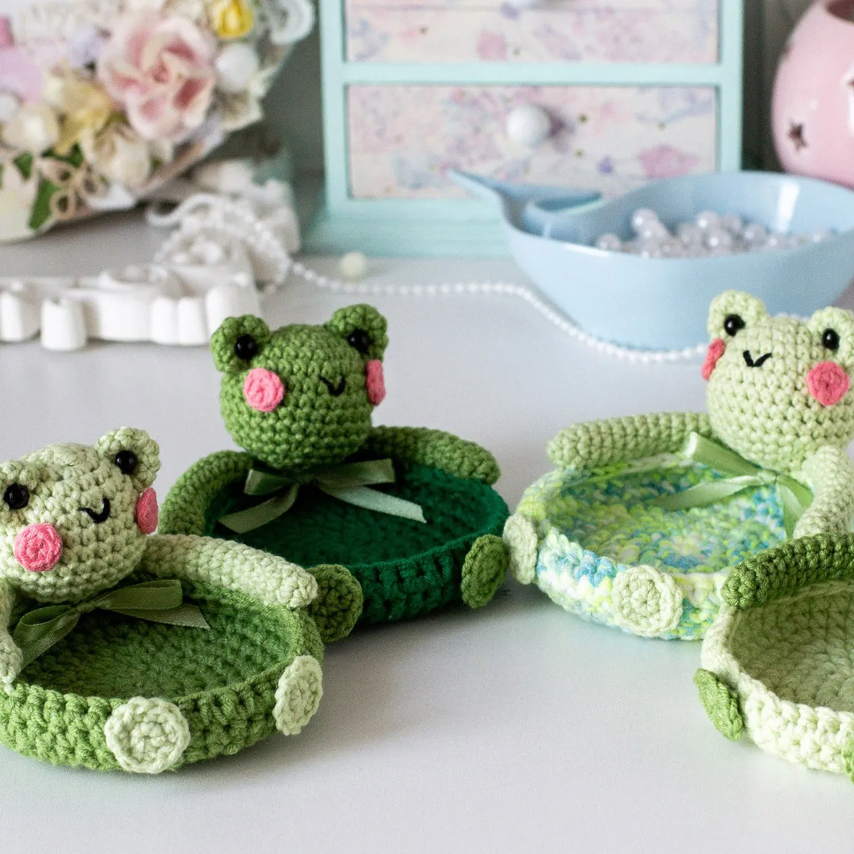 Глазки можно сделать из бисера, а рот вышить ниткой. Источник: pinterest.com