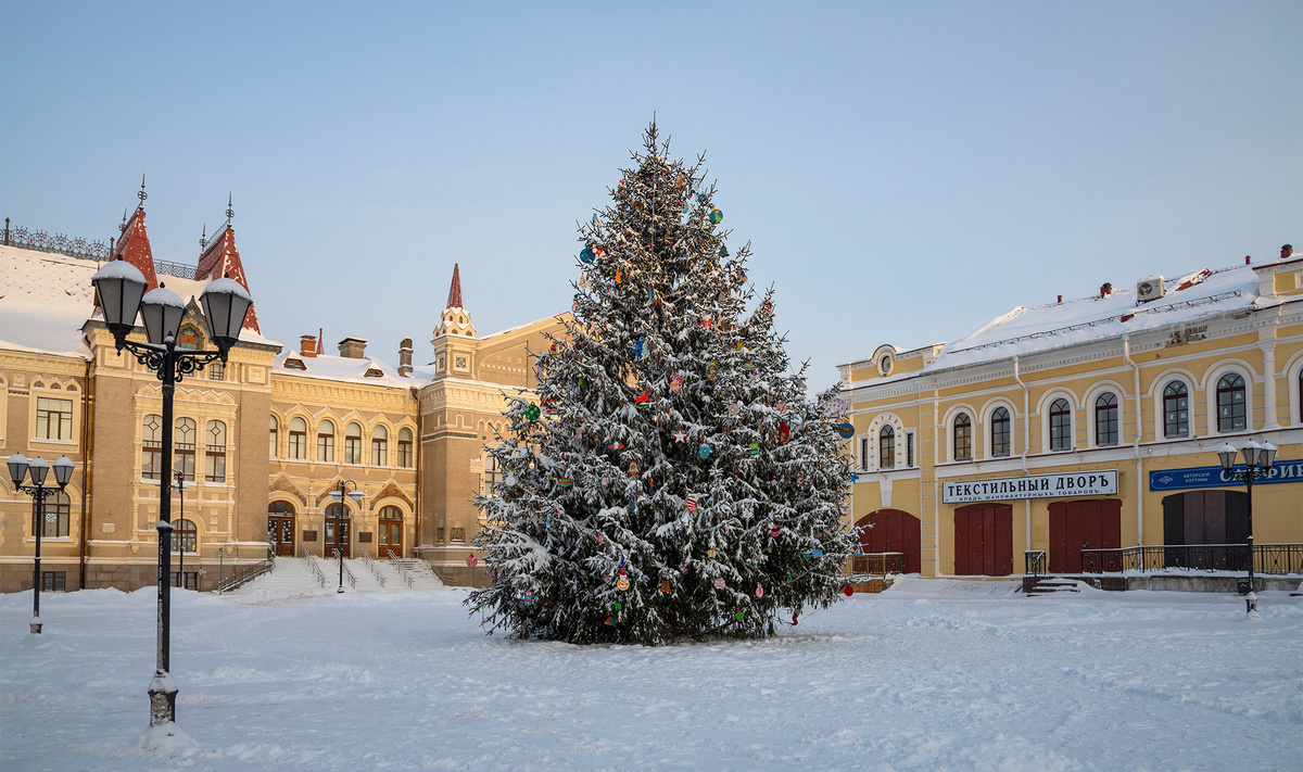 В Рыбинске стоит прогуляться по центру — вывески магазинов здесь выдержаны в старинном стиле, будто попал в XIX век.Фото: shushonok / Shutterstock.com