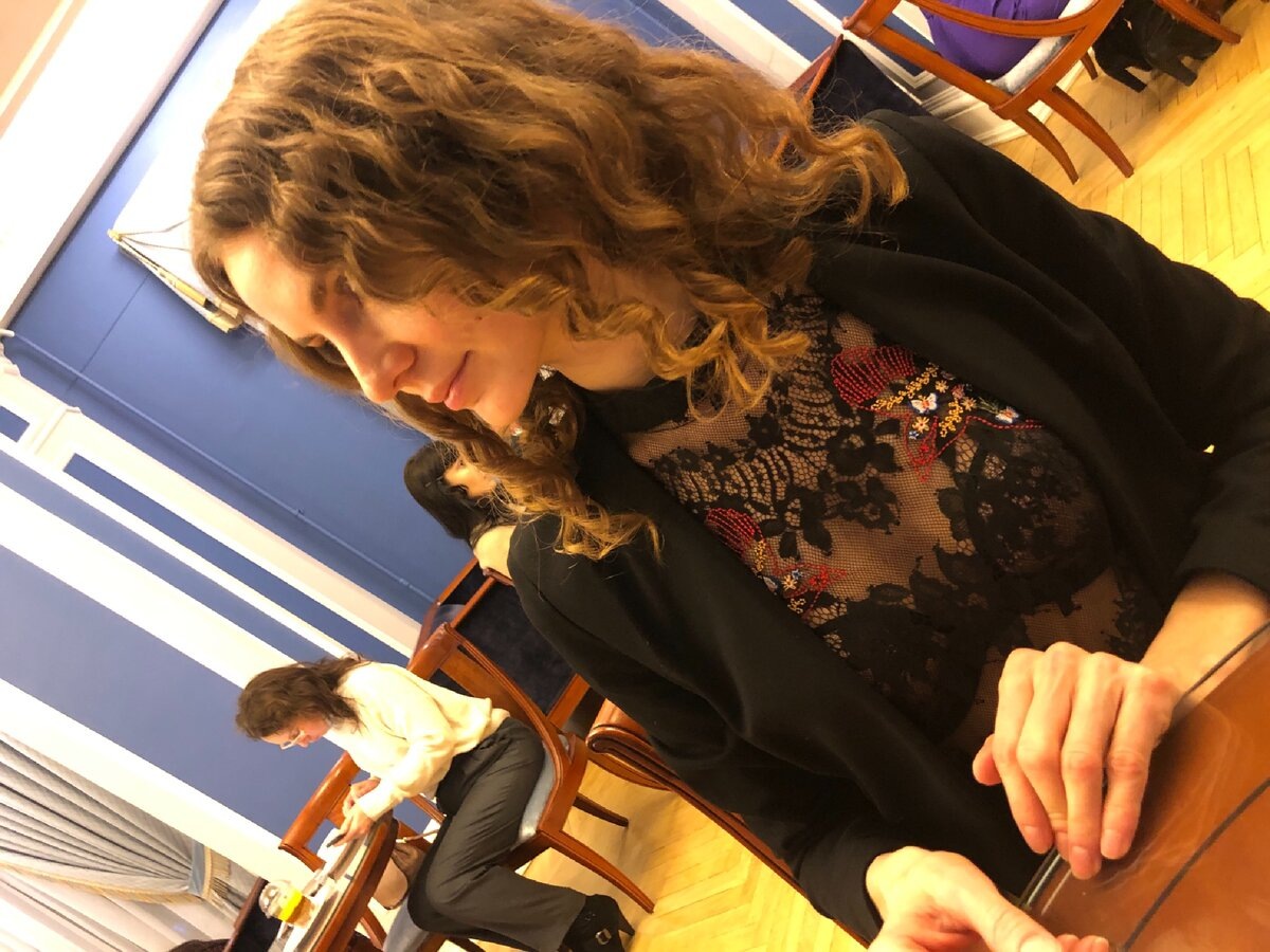 Хорошо такую процедуру делать перед посещением театра, например) 