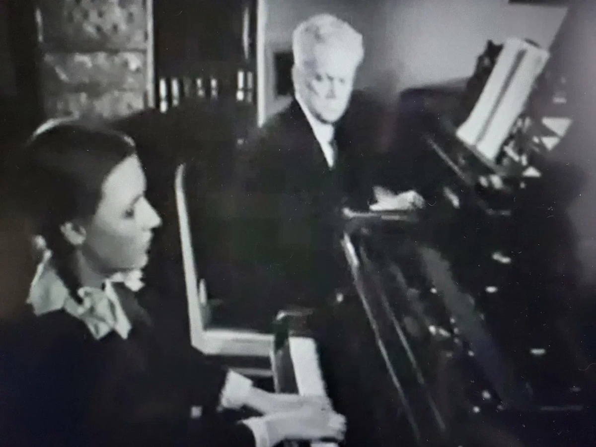 Скриншот: Инна Малинина и Александр Гольденвейзер. Юные
музыканты. Фильм о ЦМШ. Реж. В.Строева. Центральная студия документальных
фильмов. Москва, 1945