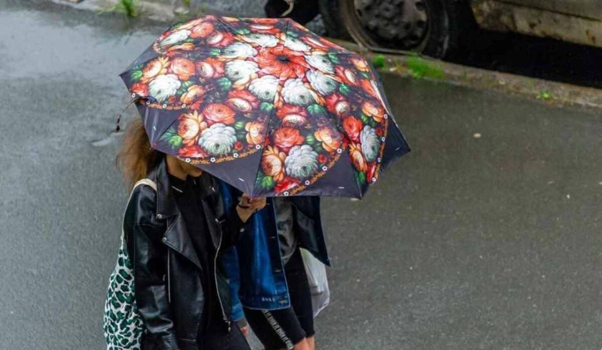     Девушки под зонтом. Источник: spb.kp.ru Автор фото: Олег Золото