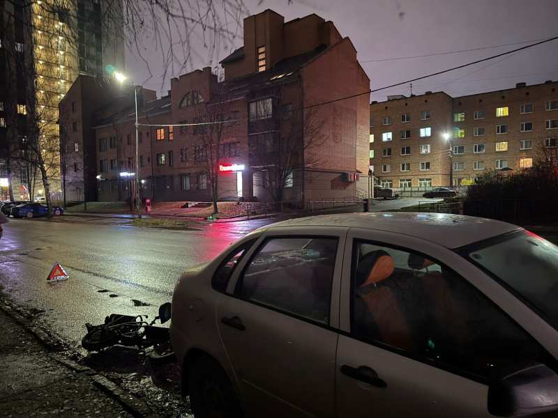    Невнимательный водитель электровелосипеда протаранил стоявшее авто в ПетрозаводскеГАИ Петрозаводска