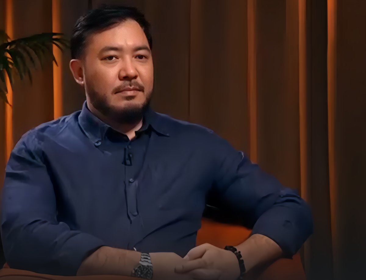 Скриншрот с передачи. Алтай Серибай на канале "Новые люди."