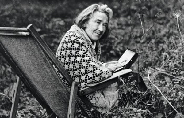 Последние годы она жила на скромную пенсию и очень страдала без работы