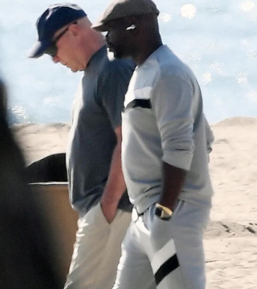     Брюс Уиллис с опекуном. Фото: TMZ