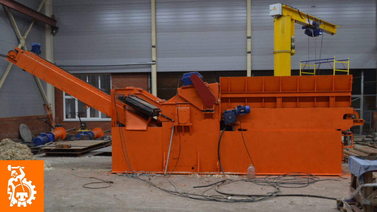 Комплекс «Щепа-2» от «Тульских Машин» сочетает молотковую дробилку с магнитной сепарацией - это важно, когда в потоке встречаются гвозди, скобы, фурнитура. Решение отлично «заходит» на паллетах, стройотходах и мебельных остатках.