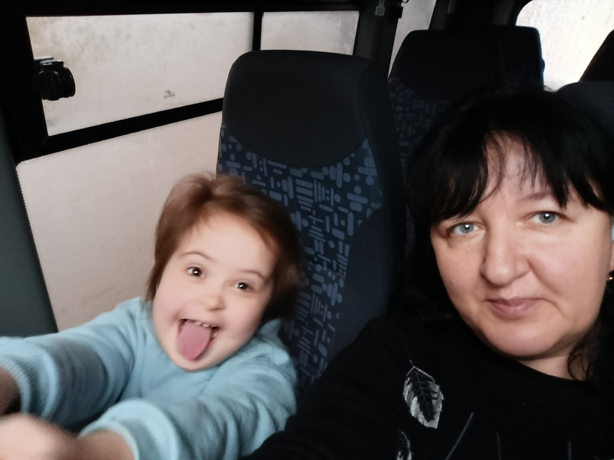 Дурачимся с Сашей в автобусе. За окном дождь стеной.