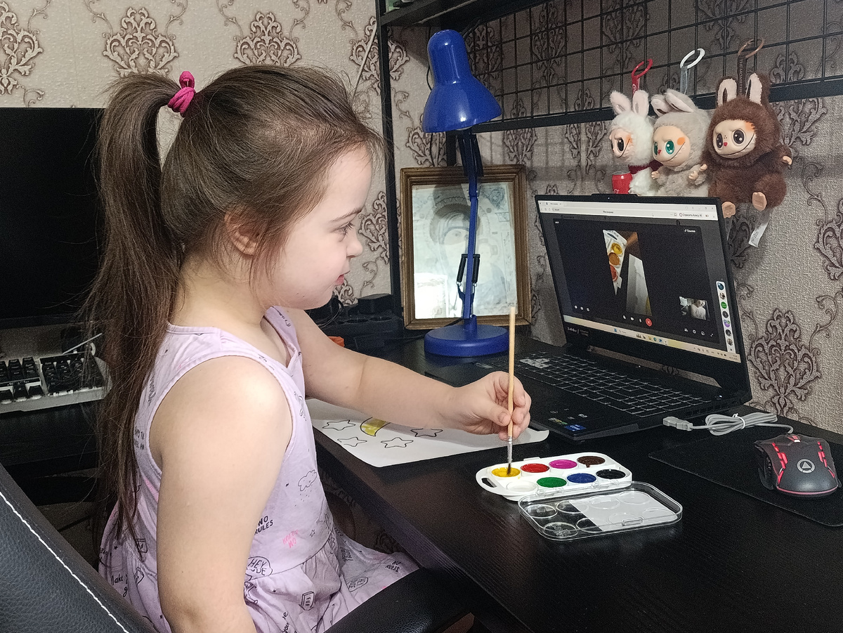 Урок рисования один из любимых уроков дочери