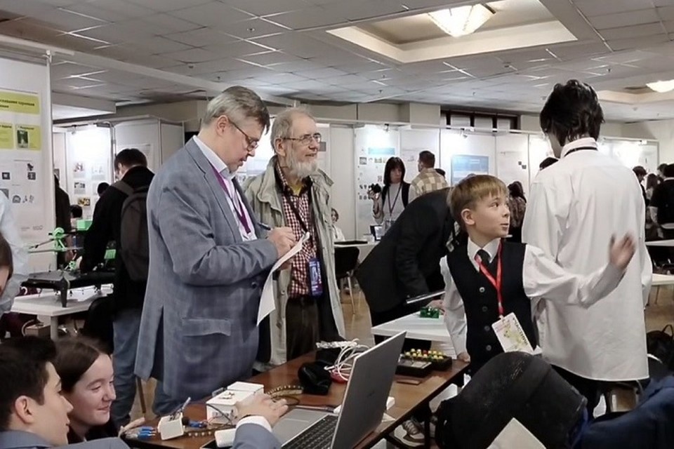    Юный изобретатель из Донецка покорил ведущих ученых страны. Фото: ТГ/Трофимов