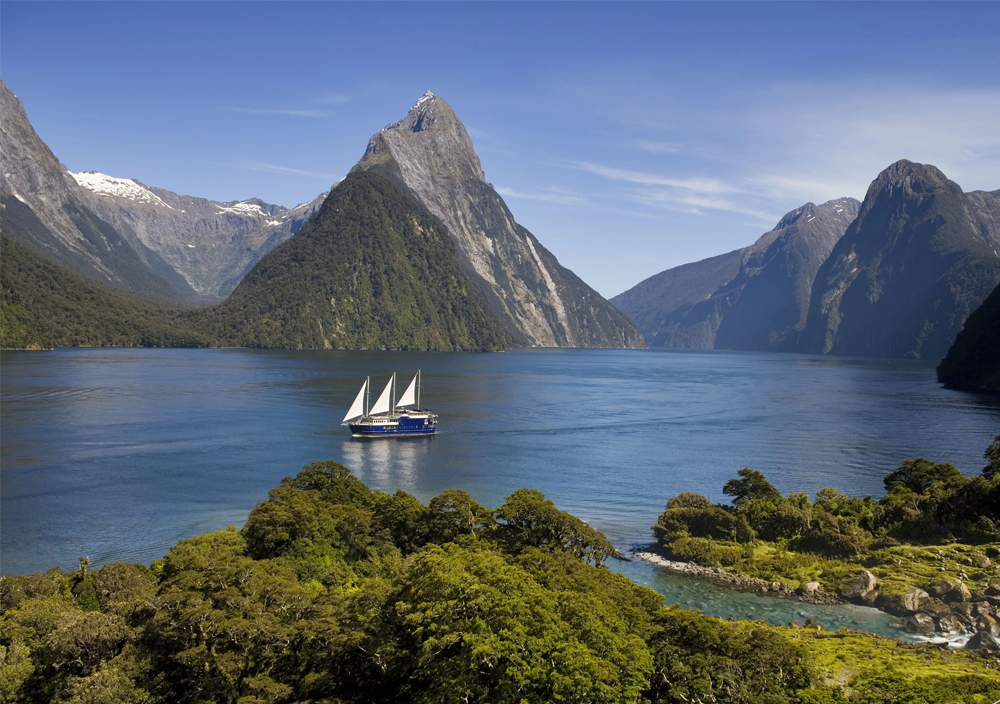 Фьорд Милфорд-Саунд: Величественные скалы, уходящие в темные воды фьорда, и сотни водопадов — визитная карточка национального парка Фьордленд.