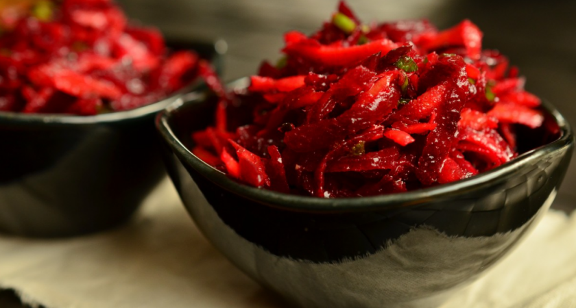    Готовила раз 100 к зиме, и все мало – свекла по-осетински исчезает со стола за считаные минуты