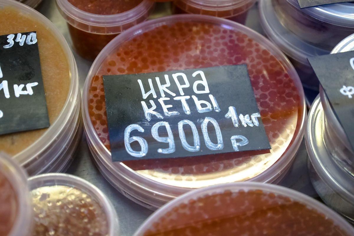 В предновогодние недели цены на красную икру традиционно растут на 15–25 %.  Фото: Фото: ФедералПресс / Елена Майорова