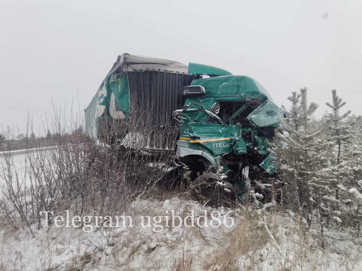    На автодороге Сургут — Когалым столкнулись МАЗ и КамАЗ