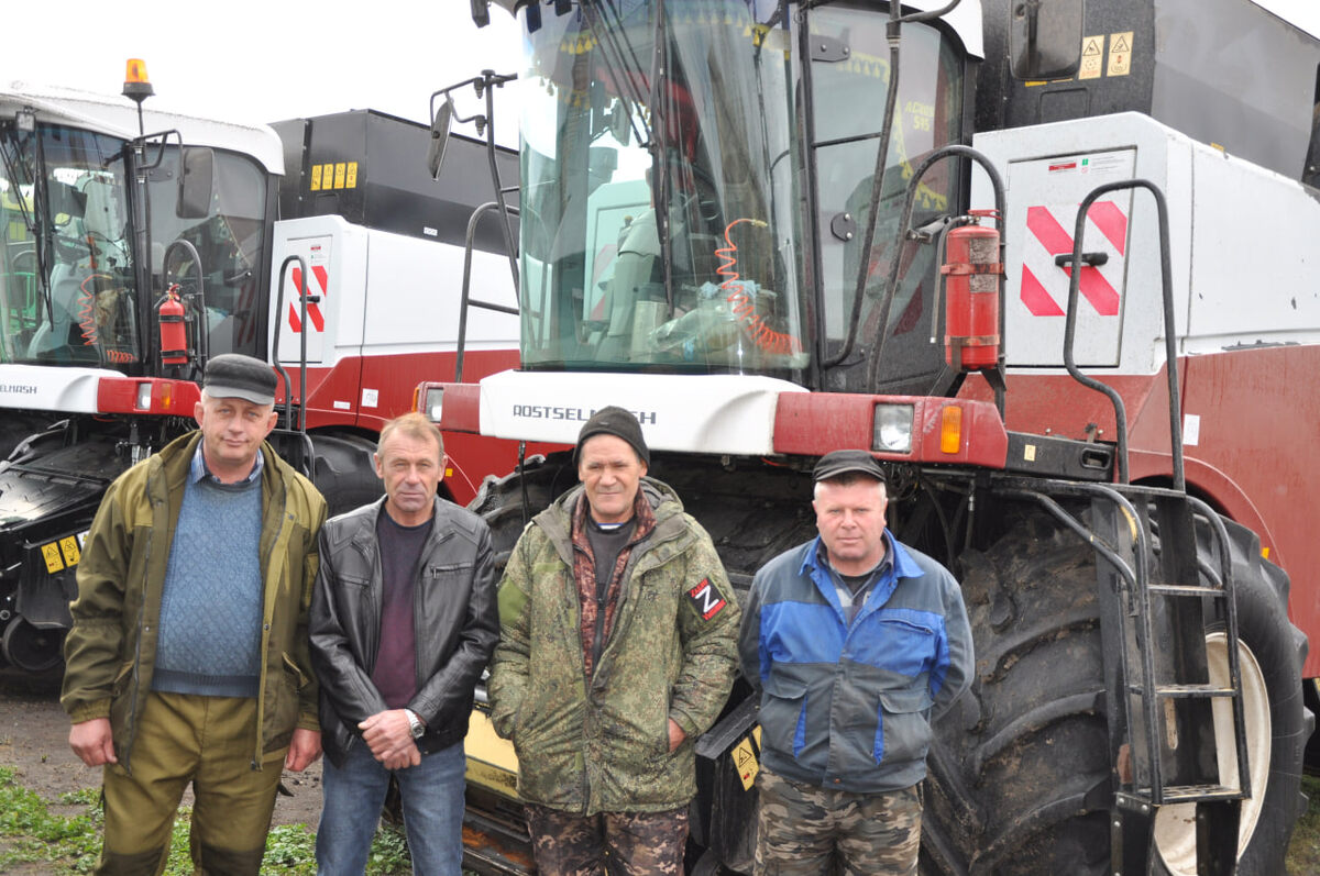 Ю.И. Титаренко, тракторист-машинист; В.В. Привалов, руководитель хозяйства;
Г.Т. Панфилов и А.И. Сеничкин – механизаторы.