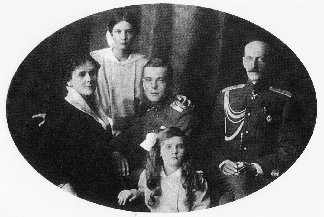 Ольга, Владимир и Павел (средний ряд, слева направо), Ирина сзади и Натали спереди, 1916 год