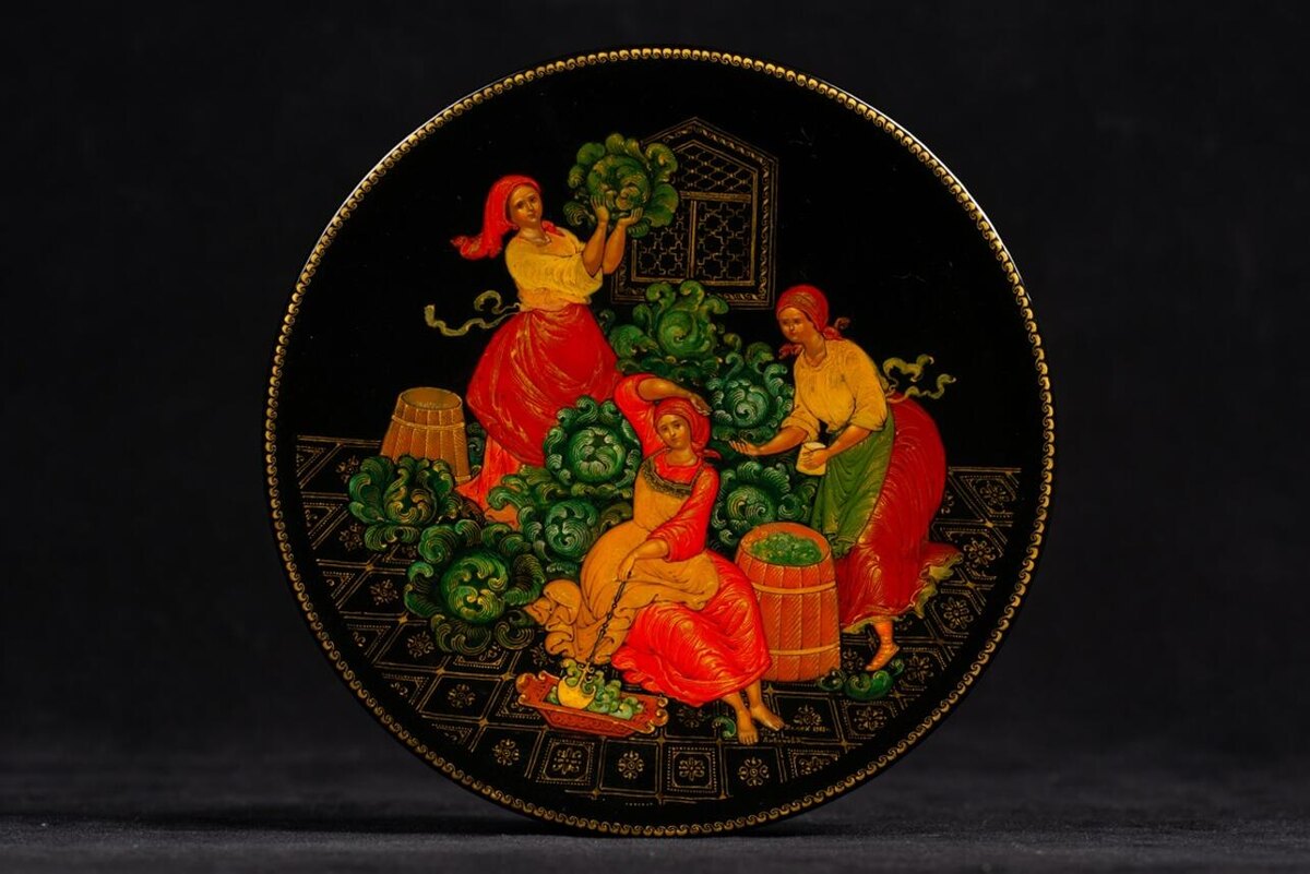    Декоративная тарелка «Капустницы» Предоставлено Пресс-службой