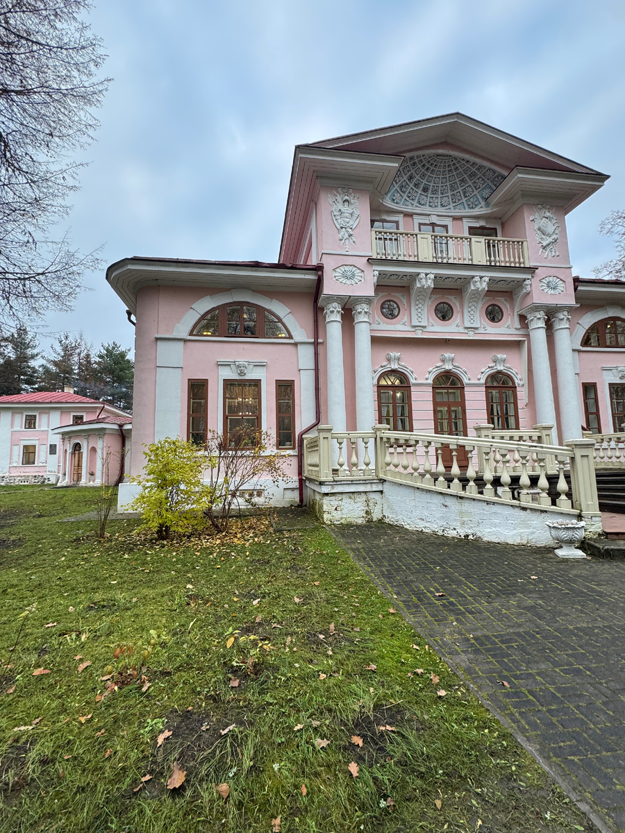 Усадьба Брянчаниновых. с. Покровское Вологодская область. Фото автора, ноябрь 2025 года.  Это объект культурного наследия федерального значения начала 19 века, отреставрирован к 2009 году. 
Усадьба расположена в с. Покровское Вологодской области. Некогда площадь усадьбы составляла около двух тысяч гектаров, и даже в наше время парковая зона представляет собой образец ландшафтного искусства. Думаю, летом здесь  очень красиво, но особенную осеннюю атмосферу тоже никто не отменял. 
Усадьба является фамильным имением старинного дворянского  рода Брянчаниновых. В 1807 году в семье Александра Брянчанинова (корнет Александровского гусарского полка, камер-паж при императоре Павле I) родился Дмитрий Брянчанинов ( святитель Игнатий, епископ Кавказский и Черноморский), его детство и юность прошли в этом месте. Светской и офицерской карьере (с отличием окончил Военное инженерное училище в Петербурге) Дмитрий предпочел принятие монашества - своему близкому другу он не раз говорил о том, что хочет найти спасение в уединении- и подал прошение об отставке, что явилось тяжелым ударом для его отца. Но прошение было удовлетворено не сразу, император Николай I не хотел его отпускать,  и отпустил только после тяжелой  и продолжительной болезни. В 1831 году Дмитрий Брянчанинов был подстрижен в монахи с именем  Игнатий. 
В 1988 году епископ Игнатий был причислен к лику святых (канонизирован).
