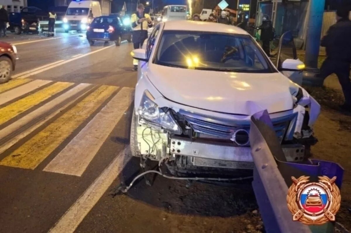    В Вышнем Волочке автомобиль врезался в отбойник, пострадал один человек