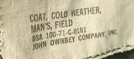 На этой бирке контактный номер указан над названием производителя. В данном случае номер контракта — «DSA 100-71-C-0181», где «71» — год выпуска. Остальные цифры и буквы не относятся к дате.