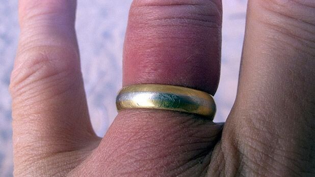 Фото из интернета. Кольцо не на той руке.