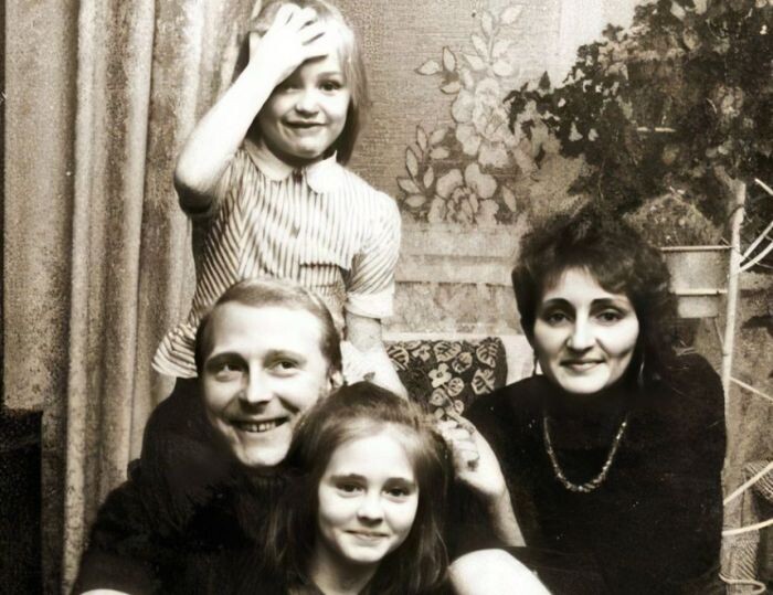 Анна Казючиц с родителями и сестрой.