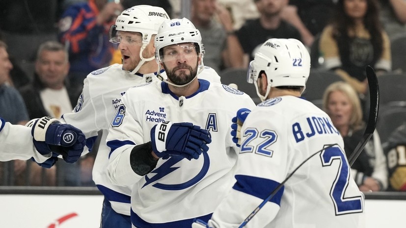     Форвард «Тампа-Бэй» Никита Кучеров празднует гол в матче регулярного чемпионата НХЛ с «Вегасом» Gettyimages.ru Candice Ward / Contributor