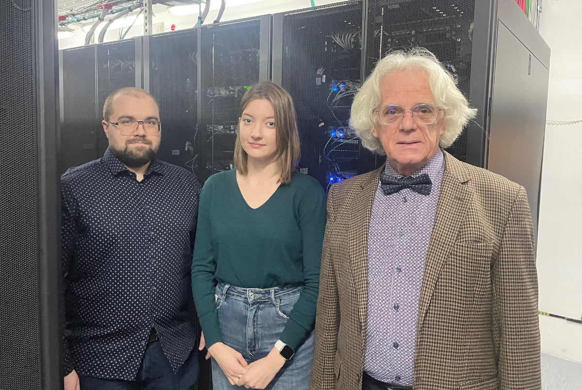 Авторы исследования: Лев Щур, Диана Суховерхова и Вячеслав Мозоленко на фоне суперкомпьютера cHARISMA НИУ ВШЭ. Источник: Лев Щур