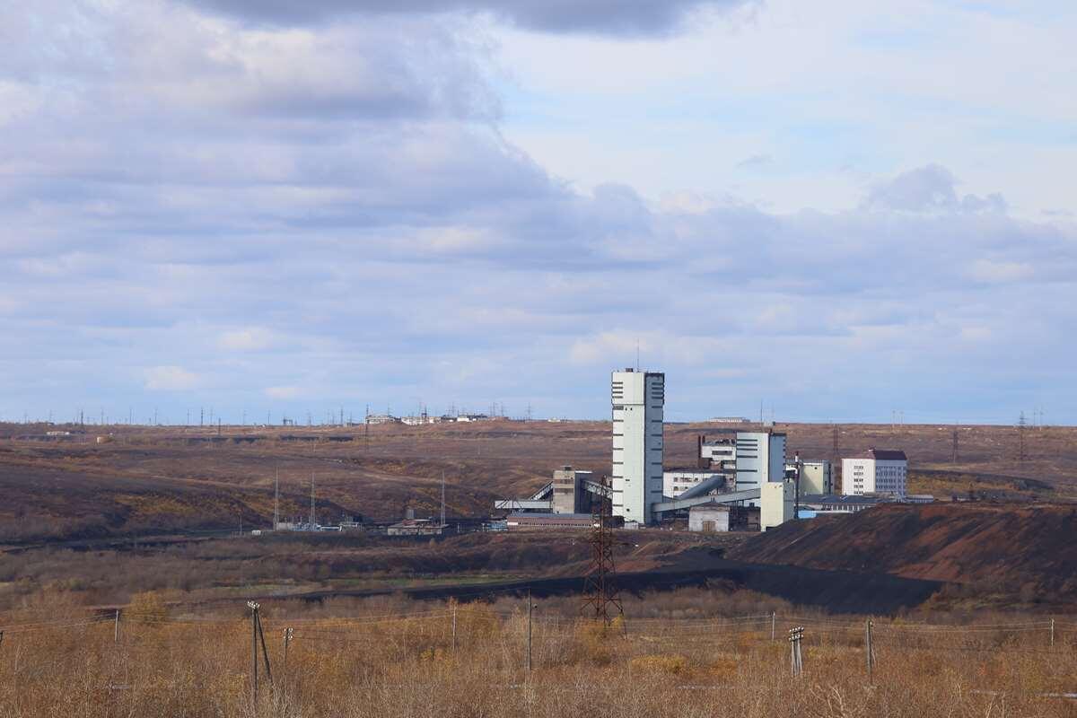    Воркутинская шахта — объект антропогенного воздействия на природу тундры. Фото Светланы Яшиной. stalker