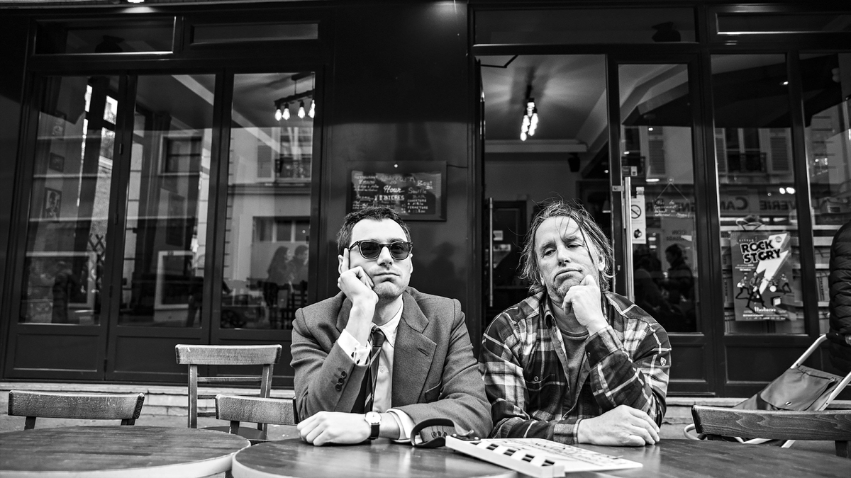 Кадр из фильма "Новая волна" (2025) - история создания шедевра французского кинематографа режиссёра Жана-Люка Годара, (источник: kinomania.ru)