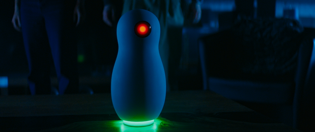 Кадр из фильма "Голосовой помощник" (2025) - умное устройство, которое знает слишком много и становится угрозой, (источник: kinopoisk.ru)