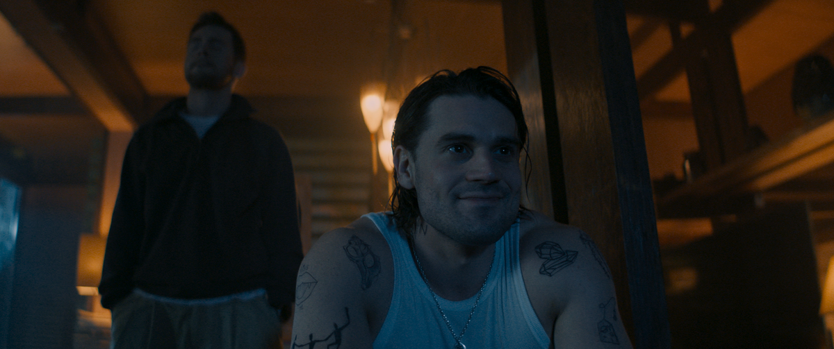 Кадр из фильма "Голосовой помощник" (2025) - друзья раскрывают тайны прошлого в технотриллере про ИИ, (источник: kinopoisk.ru)