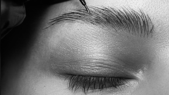 «Серые» и «красные» брови. Можно ли избавиться?
