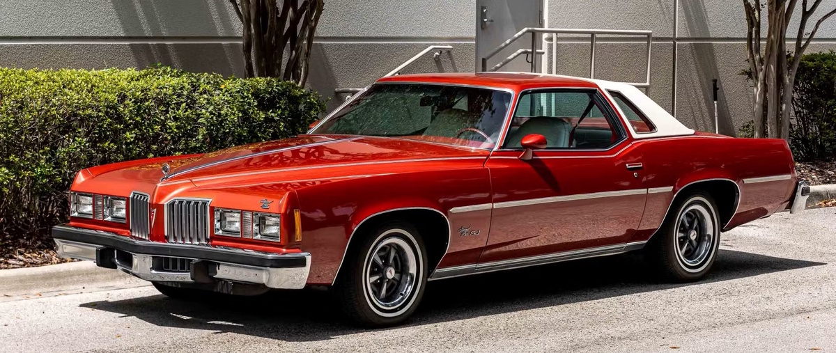 Pontiac Grand Prix 1979 года. В этом году появилась необычная для люксовых моделей опция, доступная только в течение одного года: четырёхступенчатая механическая коробка передач!Двигатель 4,9 л. 165 л.с. Длина 5,12 м.