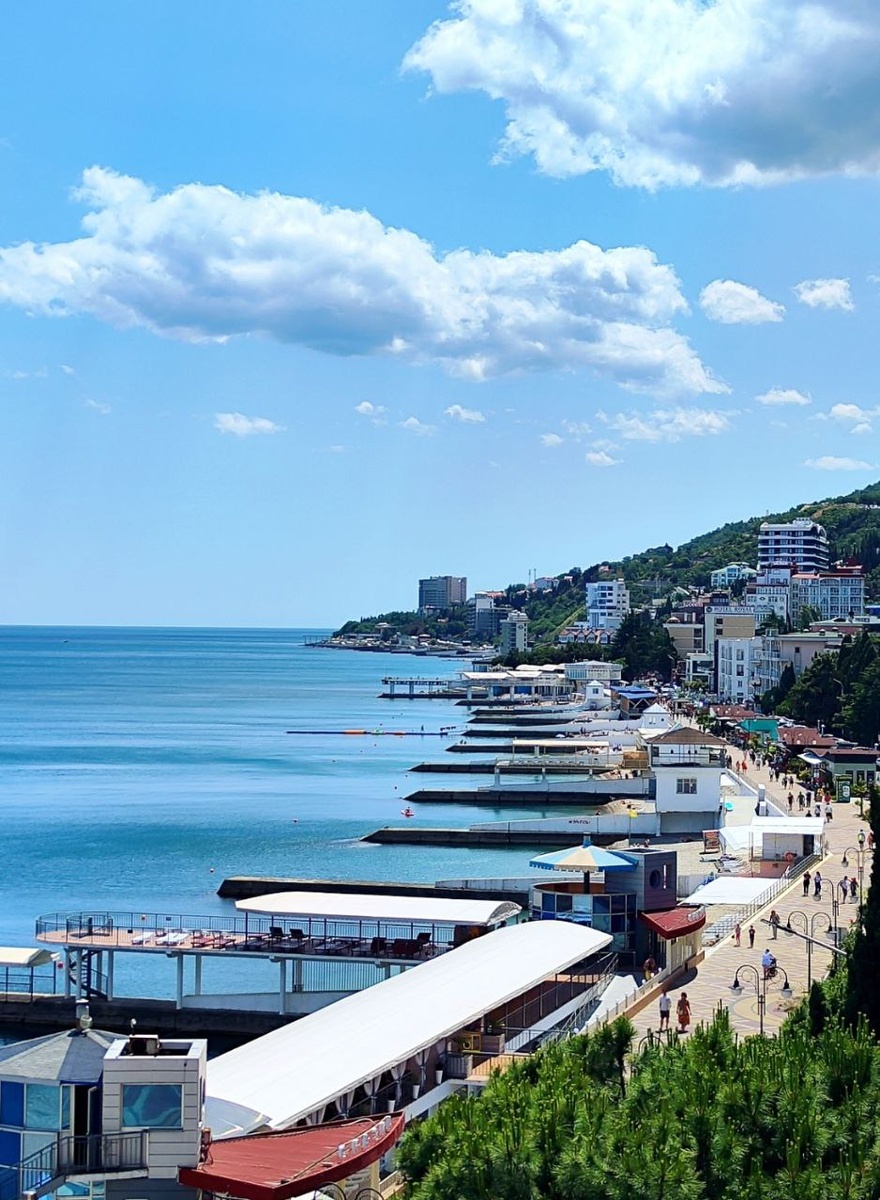 Вы знали, что в одной Алуште почти 30 пляжей и у каждого свой характер? Сейчас собираю отзывы именно про пляжи Профессорского Уголка. Этим летом здесь сделали большое обновление: укрепили берег, обновили покрытия, насыпали новую гальку.Места действительно стали другими и интересно, как вы их увидели.Где-то галька оказалась крупнее, где-то более привычная.Но море зимой всегда меняет берег так, как считает нужным - обкатывает, распределяет, подравнивает.Каждый сезон Уголок снова выглядит по-своему, и в этом есть особая магия Алушты.И самое главное - при таком количестве пляжей каждый находит тот, что подходит именно ему.Это большой плюс нашего города. На какие пляжи ходили вы? Что понравилось, какой вход в море, какое настроение у места?Поделитесь впечатлениями - мне правда важно услышать ваш опыт.Возможно, вы подскажете и мне новые любимые точки на карте Алушты