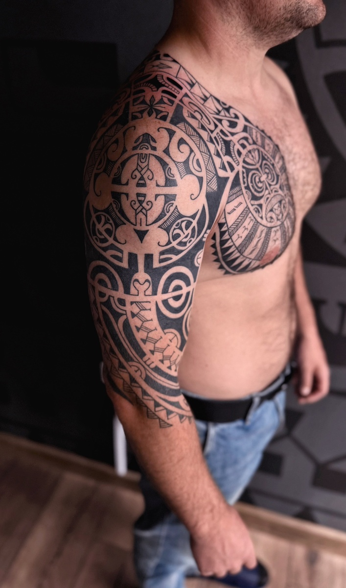 Полинезийская татуировка на плече и на груди 