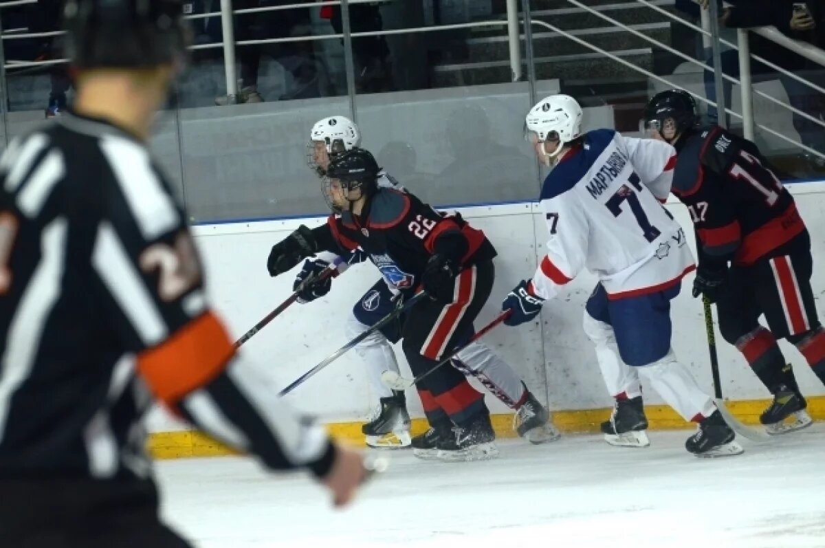    ХК «Арктика» принимал московских хоккеистов «Бурана»