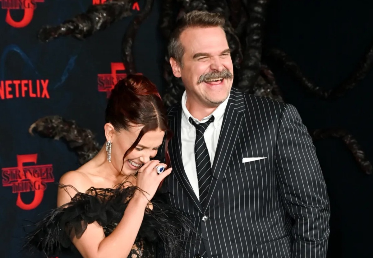 Милли Бобби Браун и Дэвид ХарборИсточник: Michael Buckner/PMC, Deadline