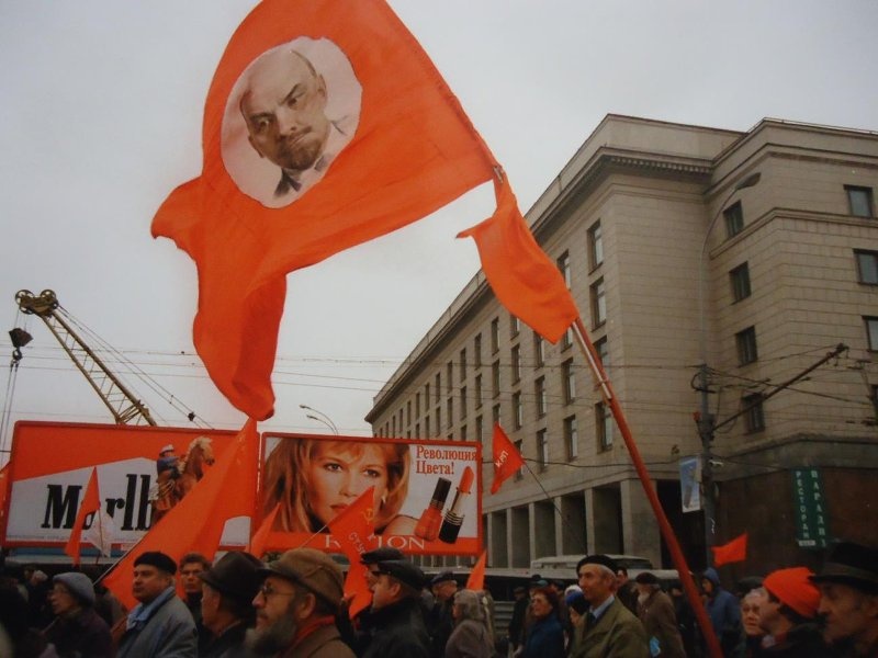 Колонна демонстрантов. Михаил Евстафьев, 1991 - 1998 год, г. Москва, Красная пл., МАММ/МДФ.
