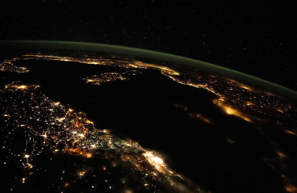 Средиземное море с МКС, ночные огни прибрежных городов 