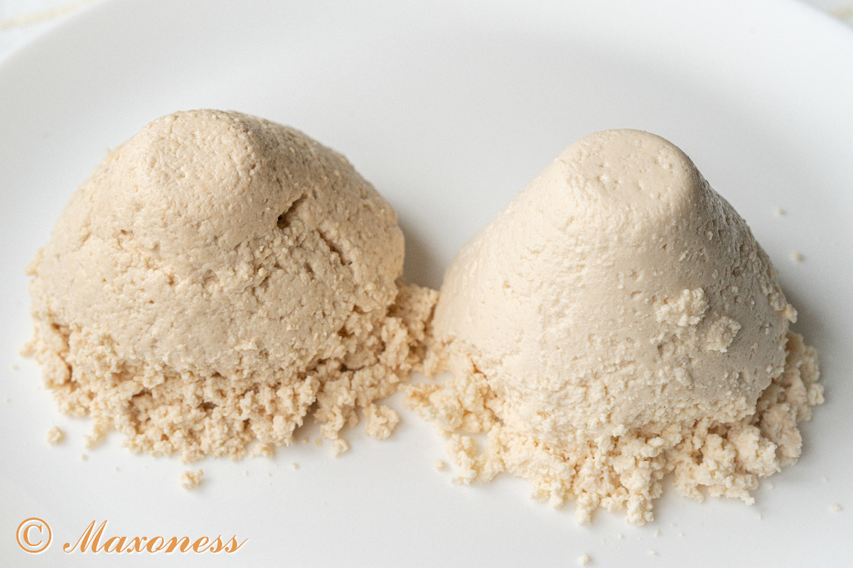 Домашний творог из молока с лимонным соком (слева) и молока с кефиром (справа)