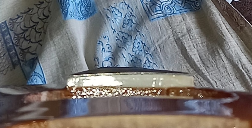 Фото некоего грифа гитары, вид от деки к голове.