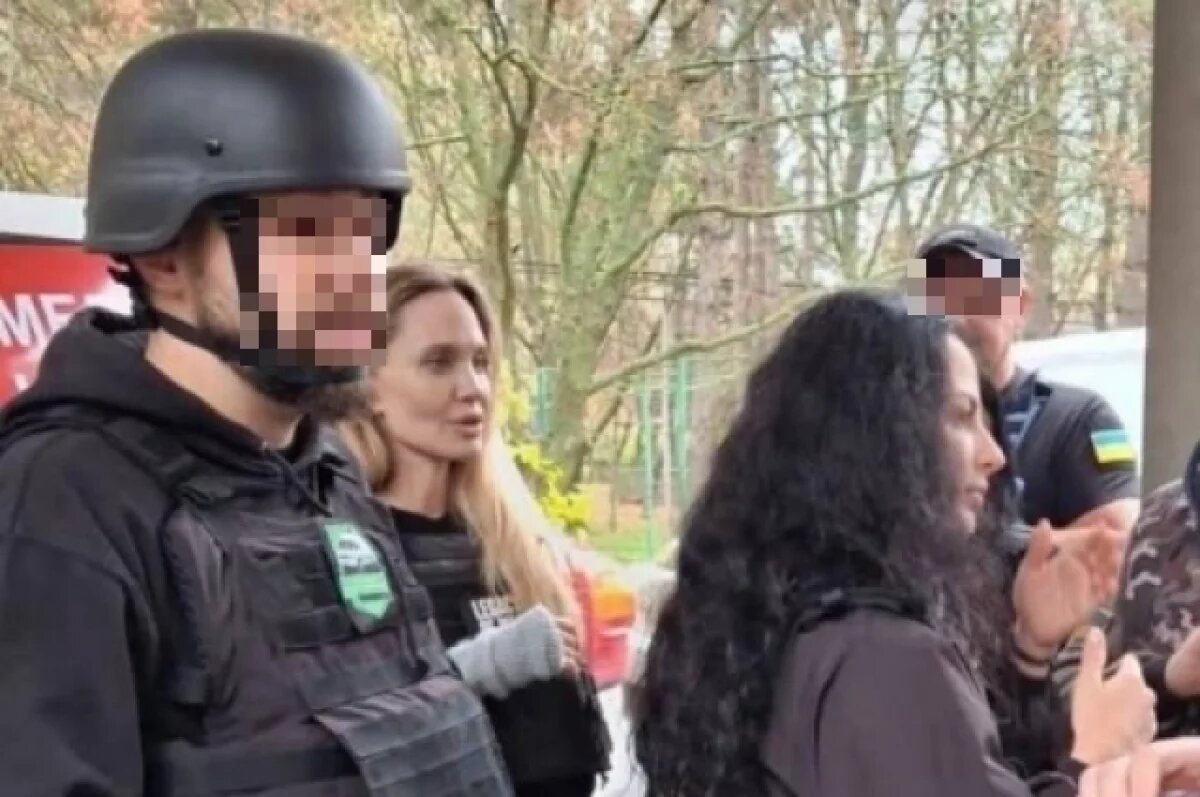    Многие комментаторы уверены, что за визитом Джоли стоит Андрей Ермак.