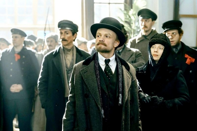 Кадр из сериала: Ленин, за ним Сталин, самый высокий - Дзержинский. Из открытых источников.