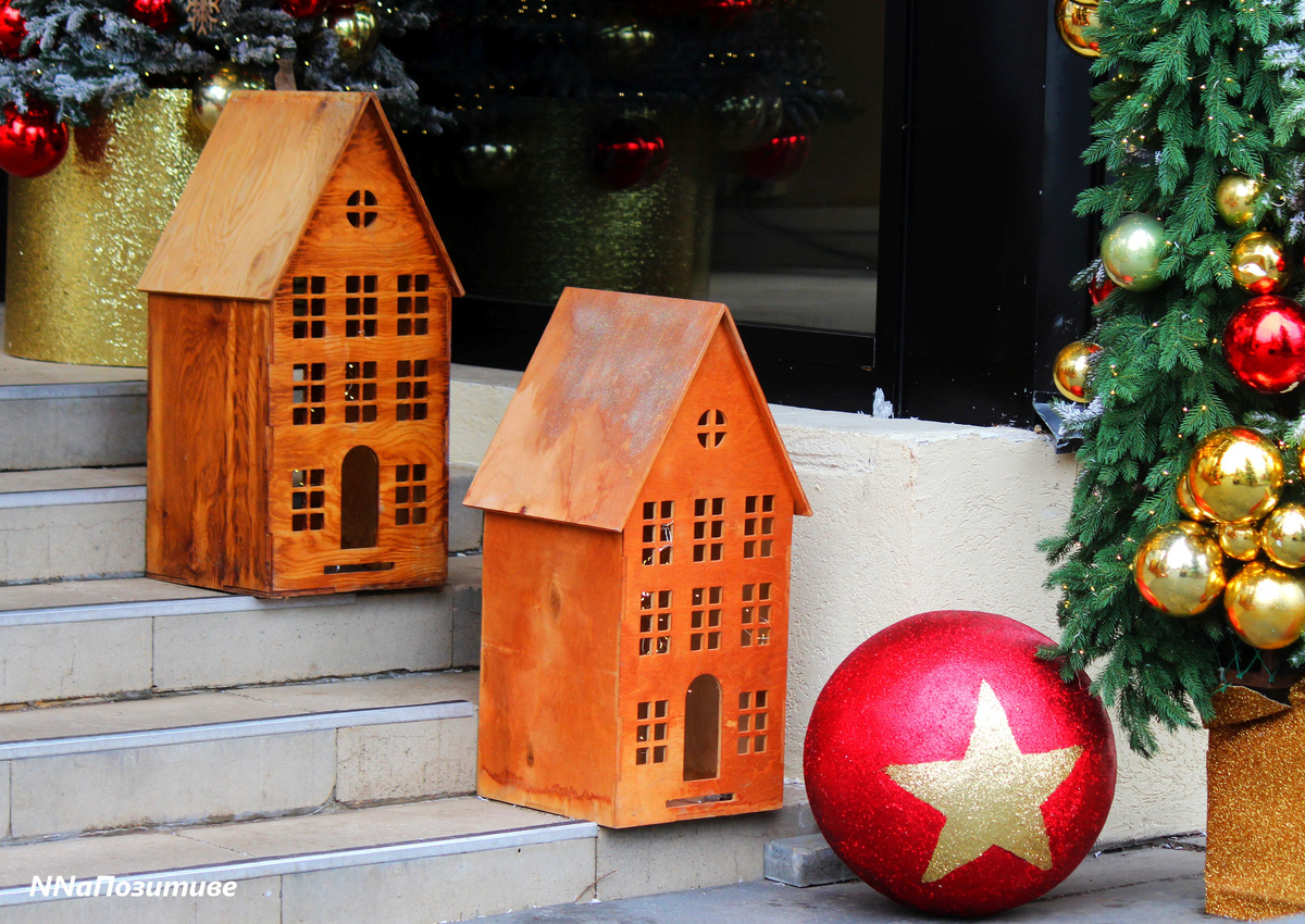 Первые новогодние украшения