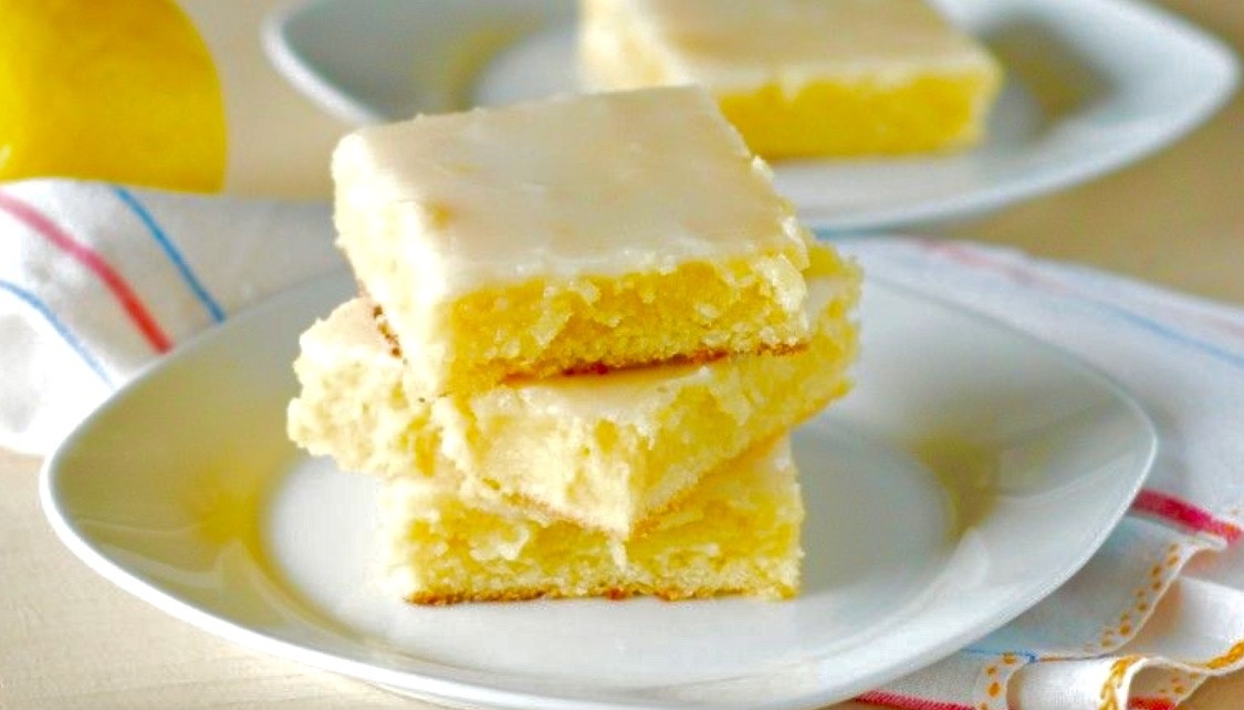 Нежный лимонный брауни с лимонной глазурью.