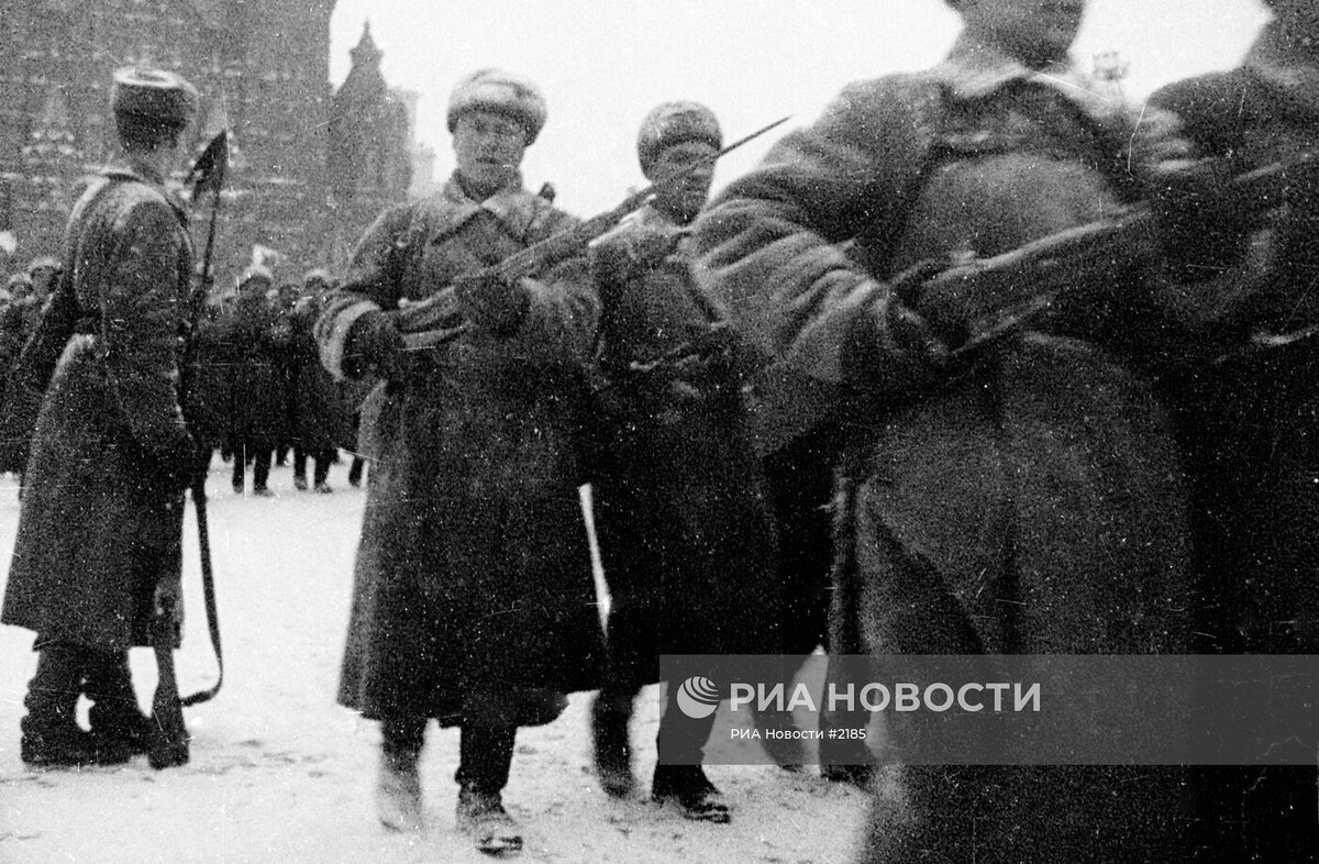 Советские войска проходят по Красной площади во время военного парада