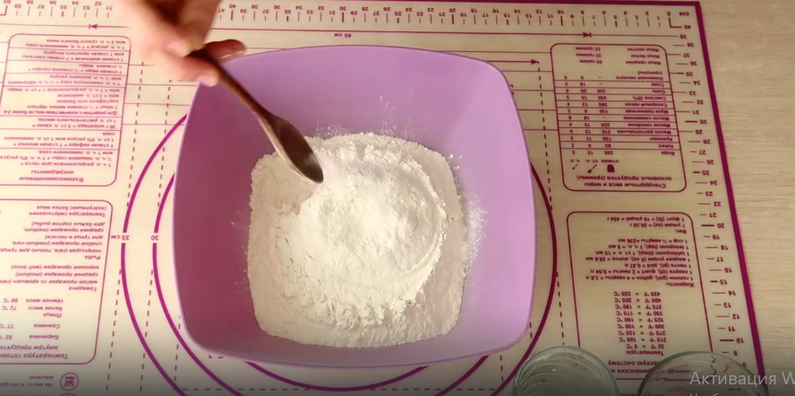 Добавляем в муку соль