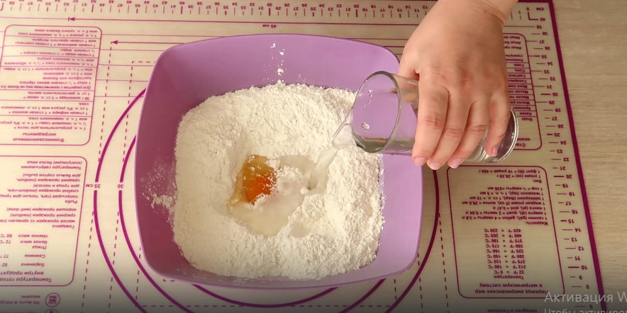 Разбиваем одно яйцо и вливаем воду