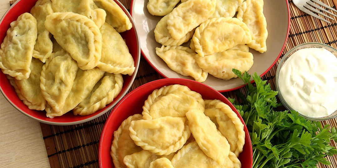 Необычные вареники с квашеной капустой и сырой картошкой.