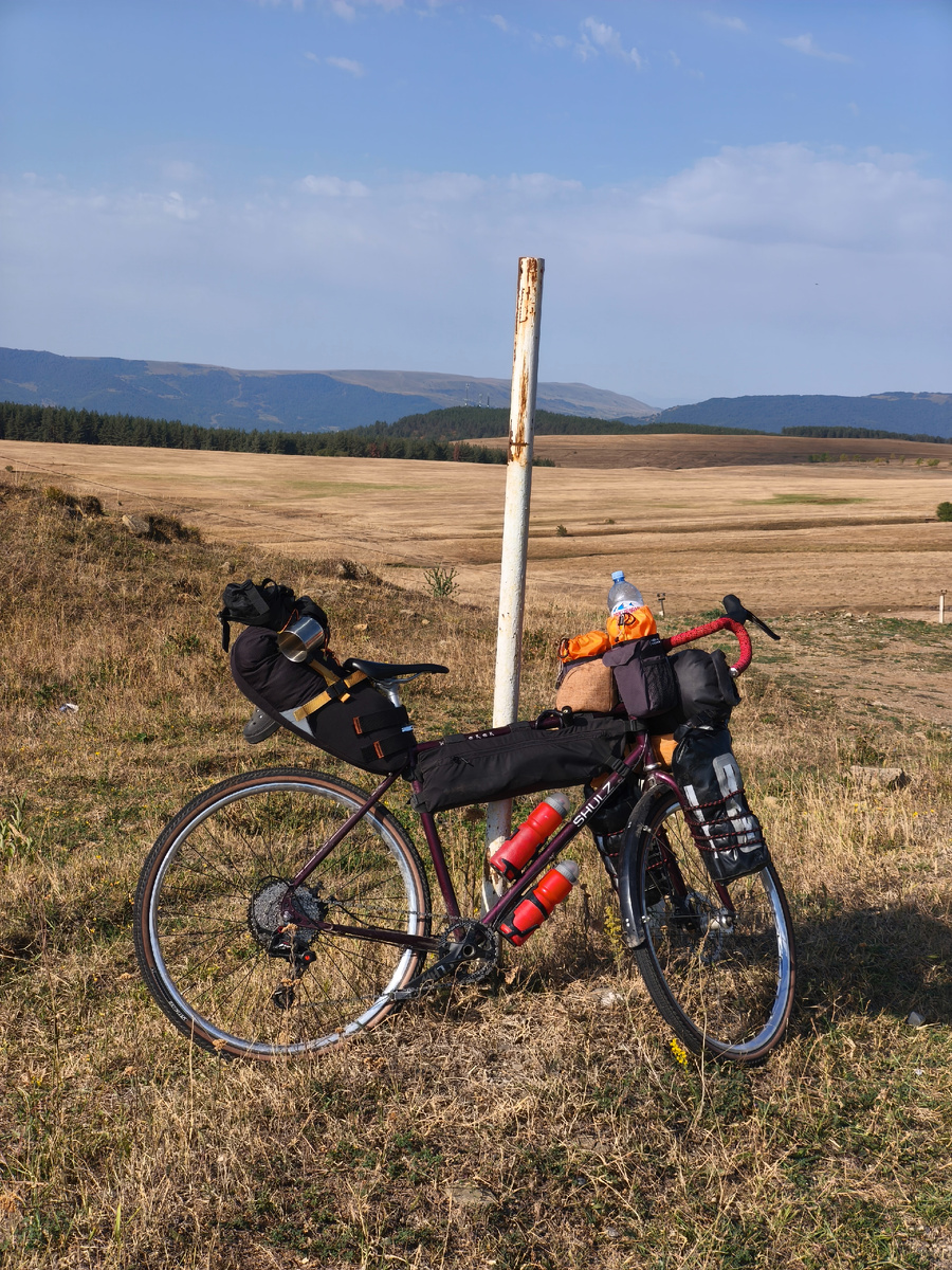 Трава уже давно выжжена солнцем. Листайте галерею